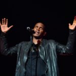 СМИ: певец R. Kelly лишился работы после скандала с подростками